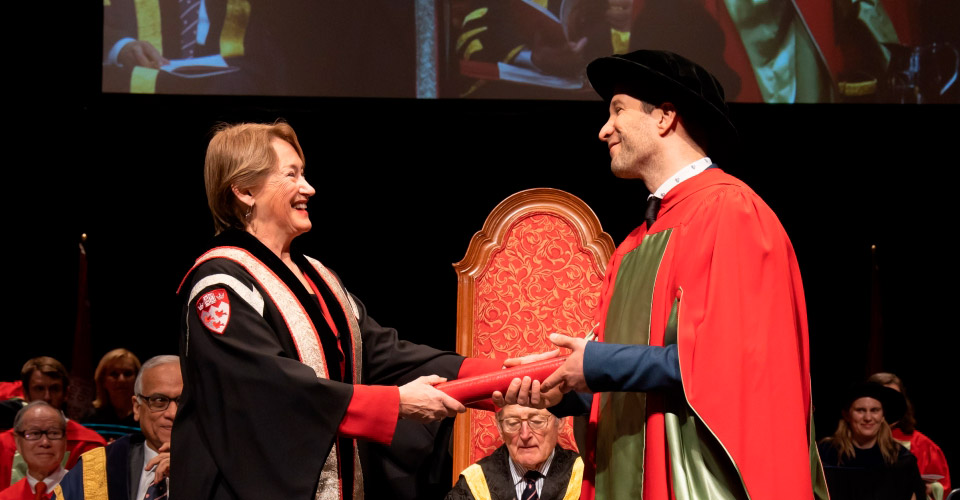 Manuel Balán, professeur membre de l’ÉRIGAL, gagne le prix de la rectrice de l’université McGill pour excellence en enseignement